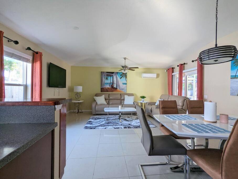 3Bed & 2Bath Property Couple Minutes From Siesta Key Beach & Downtown Sarasota Esterno foto